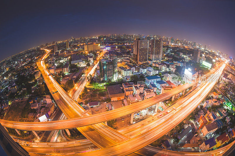 全景城市景观商业区(silom, Sathorn，曼谷，曼谷，泰国)从高空看高楼在黄昏